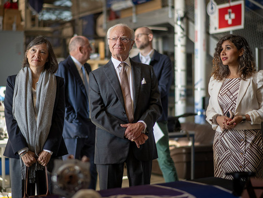 König Carl XVI. Gustaf von Schweden während eines Besuchs im ETH-Hangar im Switzerland Innovation Park Zurich. | © R. Rosenbauer / Switzerland Innovation Park Zurich