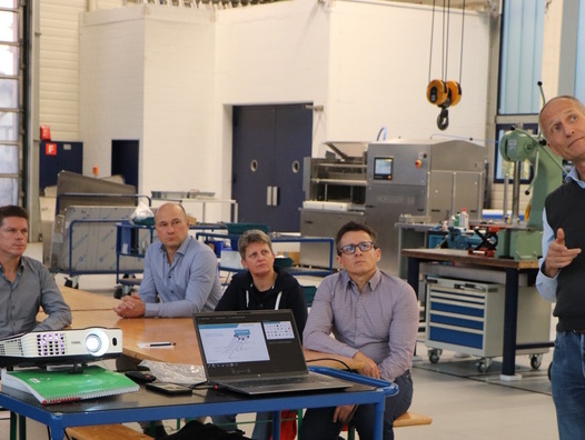 Heinz Burkhalter vermittelt Vertretern von Swiss Engineering Sektion Thurgau einen Einblick in den spezialisierten Maschinen, die in Flawil entwickelt und gebaut werden. | © Martin Sinzig